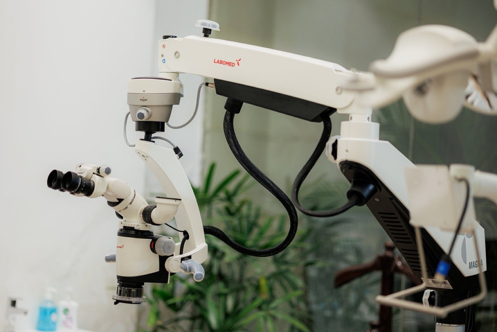 Dental operating microscope